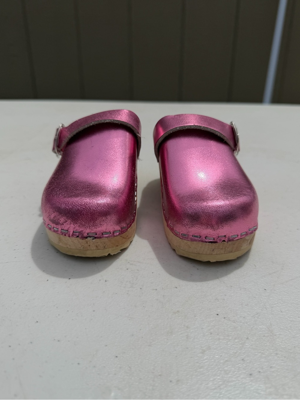 Girls Metallic Pink Slip-On Clogs with Adjustable Strap